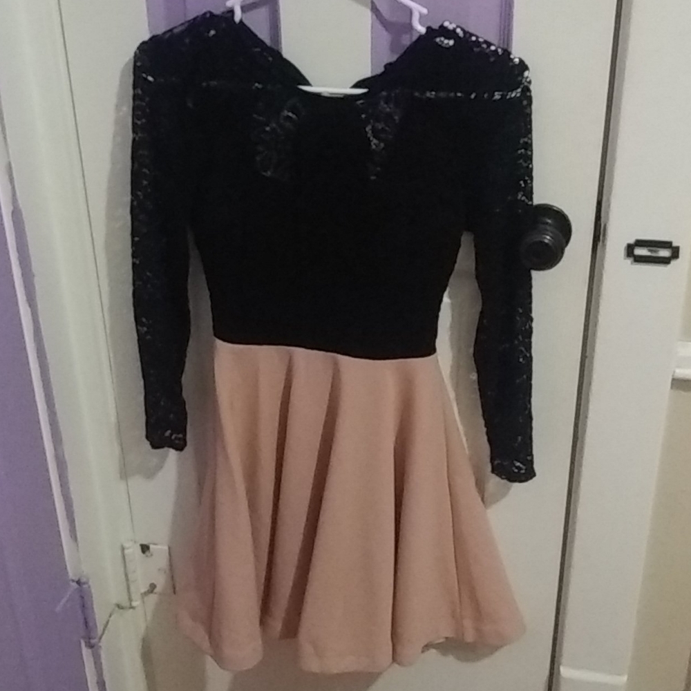 Long sleeved dress with laced mesh